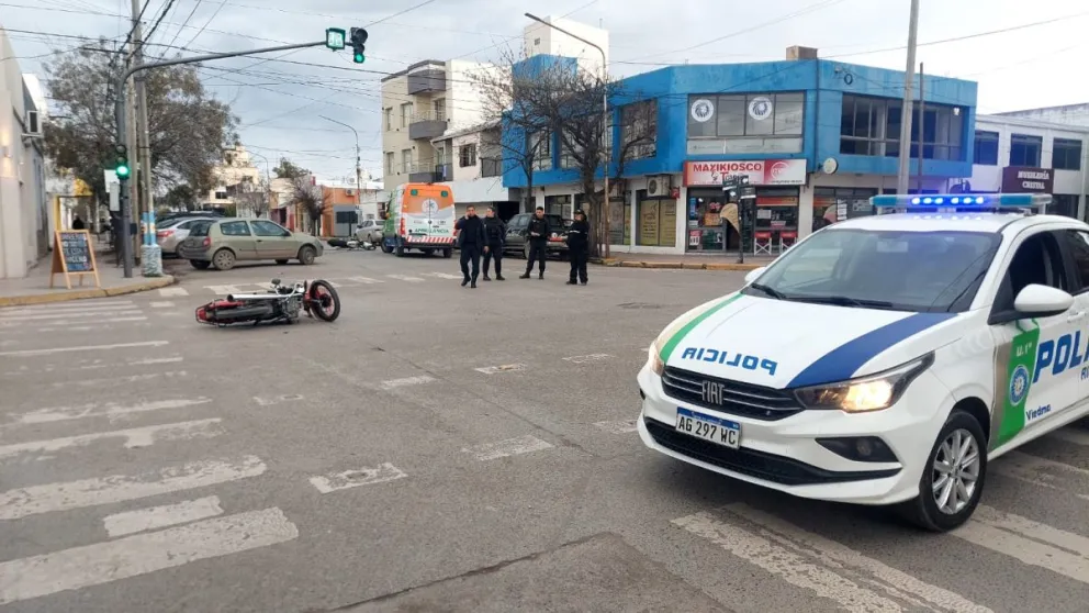 Ambos motociclistas fueron asistidos en el lugar y trasladados en ambulancia al hospital, mientras la Policía y personal de Criminalística trabajaron para determinar cómo se produjo el hecho. Foto: Gentileza.