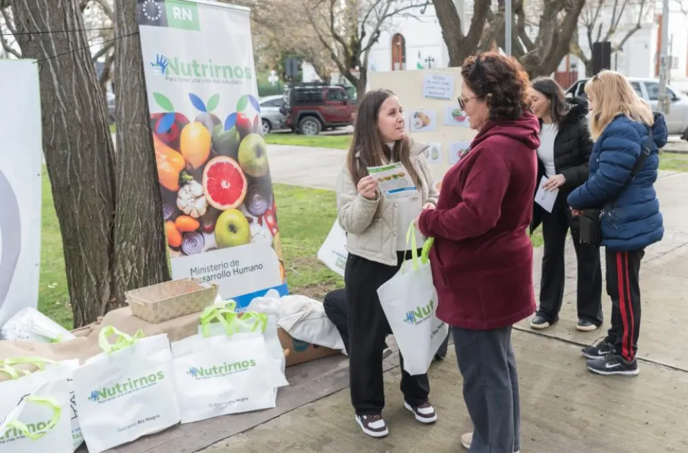 Como parte de la dinámica, cada participante recibió una fruta fresca junto a folletería explicativa orientada a incentivar decisiones alimentarias más equilibradas. Foto: Gobierno de Río Negro. 