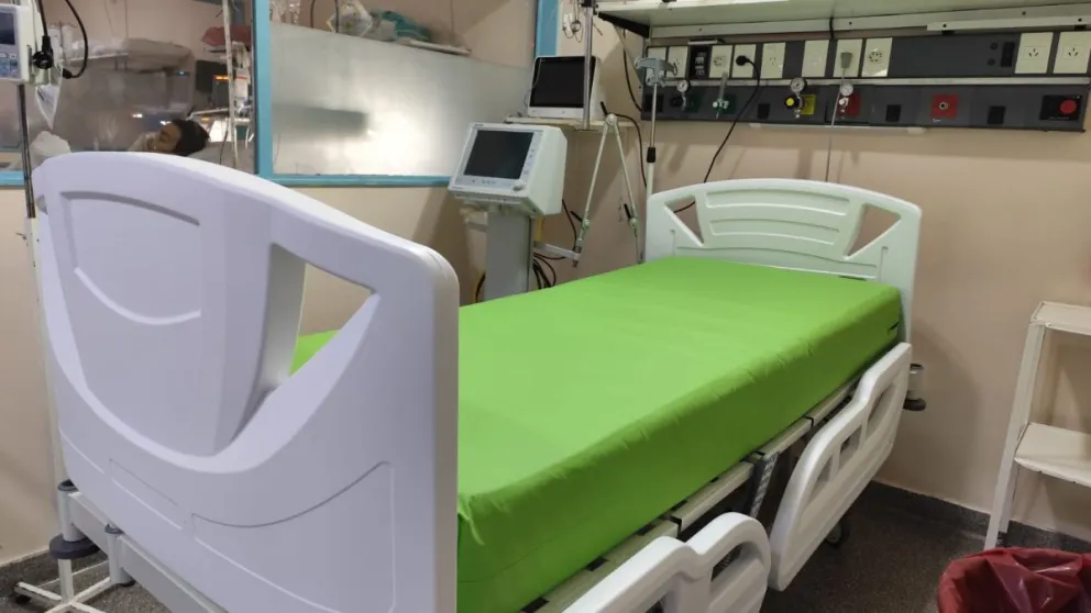 La nueva cama ortopédica eléctrica se suma a las ocho unidades ya existentes en el hospital de la capital provincial, ampliando la capacidad de respuesta asistencial y la ergonomía de trabajo en cuadros de alta complejidad. Foto: Gobierno de Río Negro.