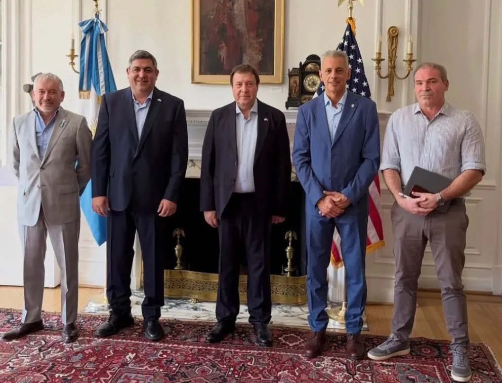 El gobernador y sus más inmediatos colaboradores en el interior de la representación diplomática. Foto y video gentilezas