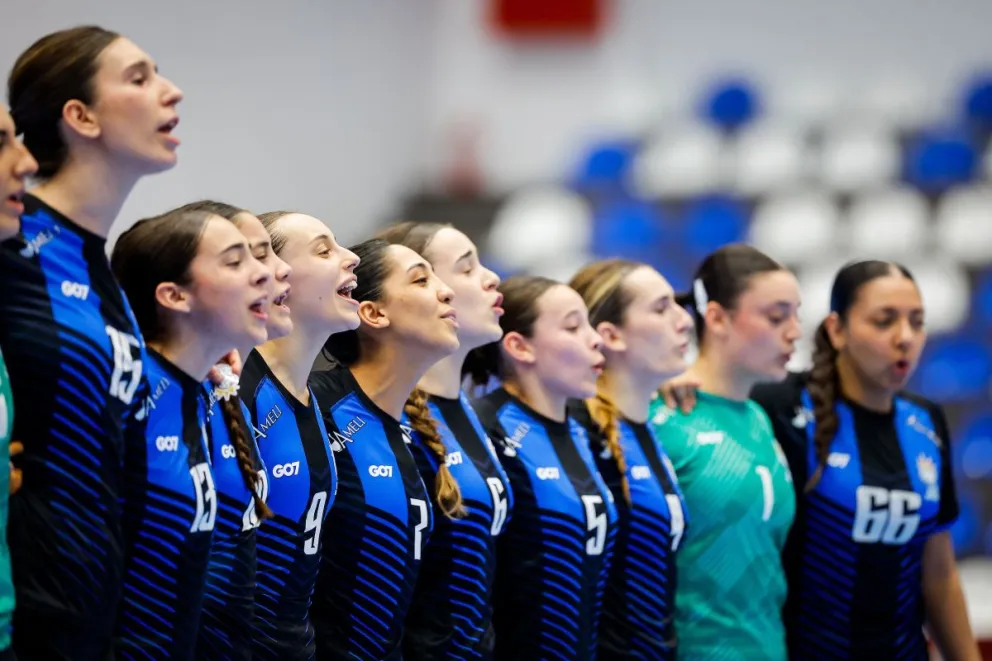 Melina Cabrera entonando las estrofas del Himno Nacional Argentino. Fotos IHF. 