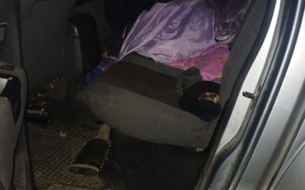 Las dos armas eran trasladadas escondidas por parte del propietario de la Amarok, procedente de Buratovich. Fotos gentileza.
