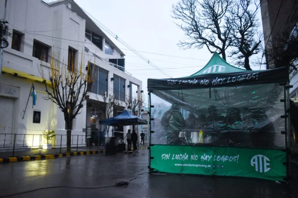Desde muy temprano los trabajadores de ATE permanecieron en la carpa el frente al edificio parlamentario sobre la cortada calle San Martín. Imágenes: Vanesa Schwemmler para NoticiasNet.