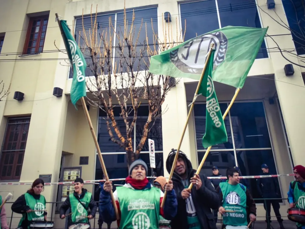 Desde muy temprano los trabajadores de ATE permanecieron en la carpa el frente al edificio parlamentario sobre la cortada calle San Martín. Imágenes: Vanesa Schwemmler para NoticiasNet.