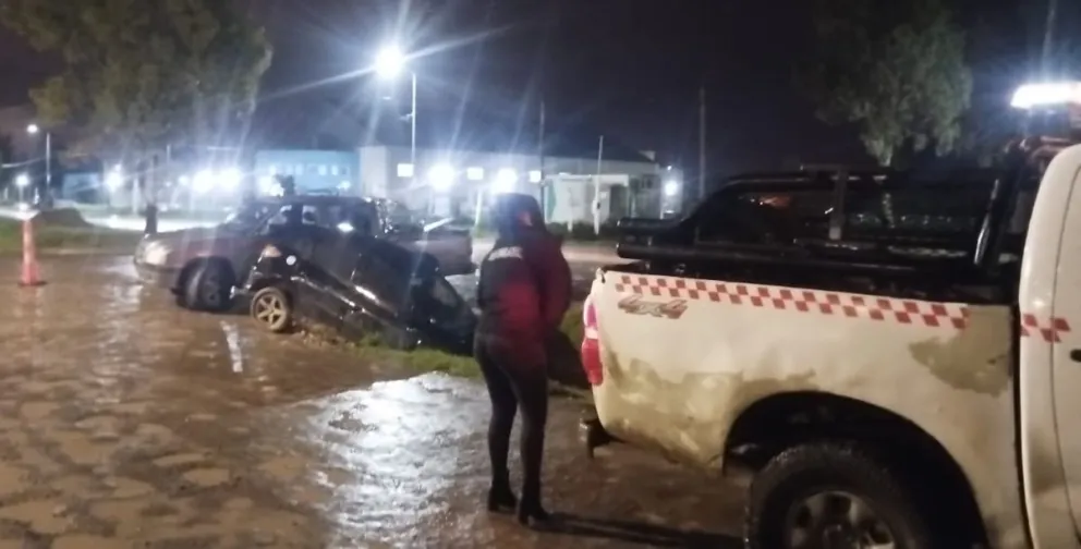 Bomberos y Defensa Civil tuvieron que rescatar un vehículo que cayó al zanjón. Foto gentileza.