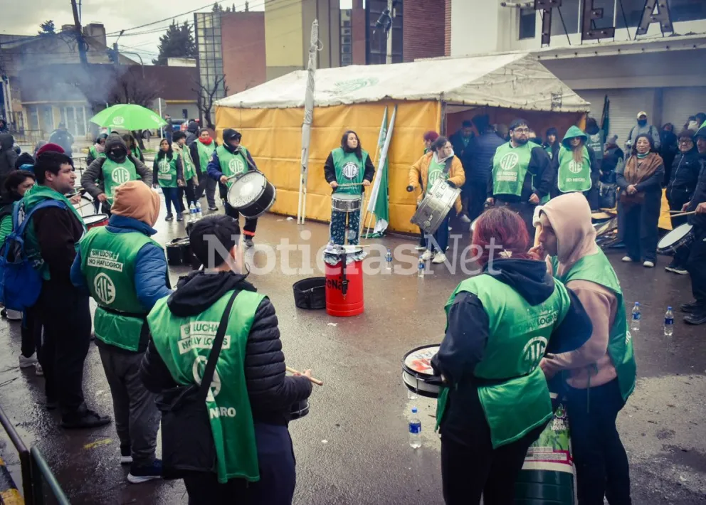 Tras la sanción de la ley, desde ATE celebraron en la puerta de la Legislatura. Foto: Vanesa Schwemmler