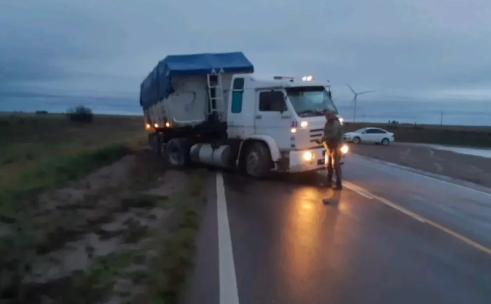 Las constantes lluvias jugaron una mala pasada: un camión quedó atrapado en la banquina. Foto gentileza.