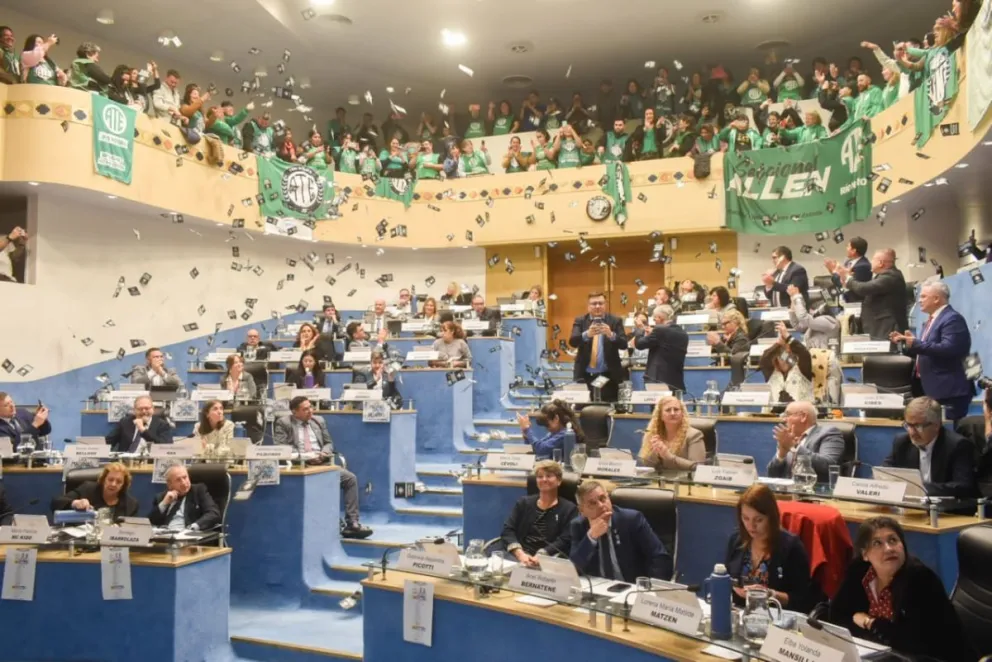 Lluvia de papelitos, luego del arduo debate con algunos opositores. Desde ATE siguieron desde el palco el tratamiento de la ley del pase a planta permanente. Foto e imágines: Vanesa Schwemmler para NoticiasNet.