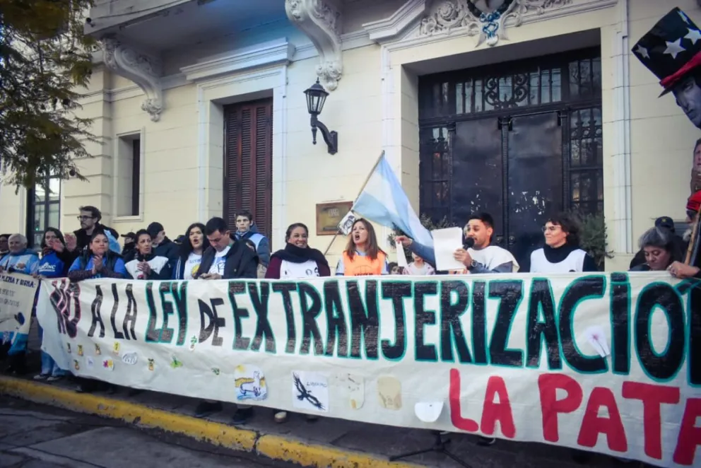 Frente a la Casa de Gobierno se leyó un documento en el que las organizaciones destacaron como un primer resultado el retiro del capítulo referido a la extranjerización de las tierras. Fotos: Vanesa Schwemmler. 
