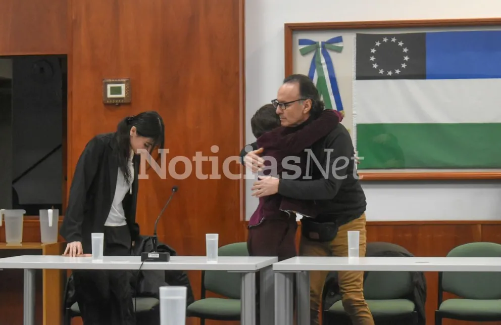 El docente de clown absuelto y fundido en fuerte abrazo con su abogada defensora Graciela Perrén. Fotos NoticiasNet. 