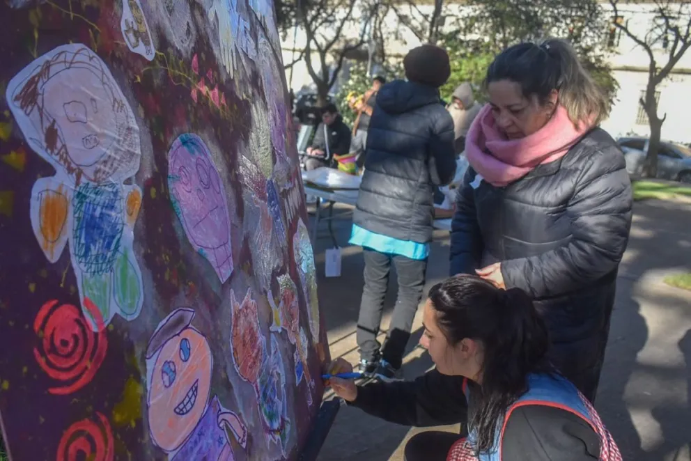 Entregaron un mural elaborado en la jornada al Concejo Deliberante de Viedma. Fotos: Vanesa Schwemmler