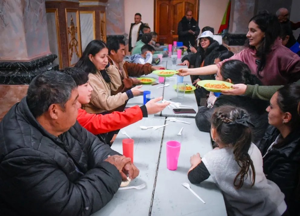 Los viedmenses celebraron al patrono del trabajo compartiendo un plato de locro caliente, dando continuidad a las actividades centrales de esta fiesta religiosa. Fotos: Vanesa Schwemmler.