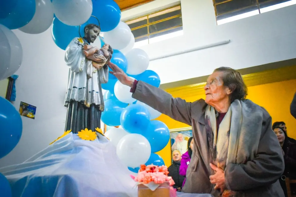 La celebración de este año tuvo como escenario principal un recorrido que unió el centro de Viedma con uno de sus barrios. Fotos Vanesa Schwemmler.