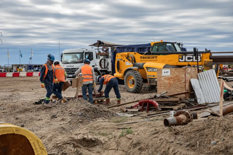 Para verificar su cumplimiento, los inspectores de Trabajo e Higiene y Seguridad realizan recorridas constantes en los frentes de obra. Fotos: Gobierno de Río Negro. 