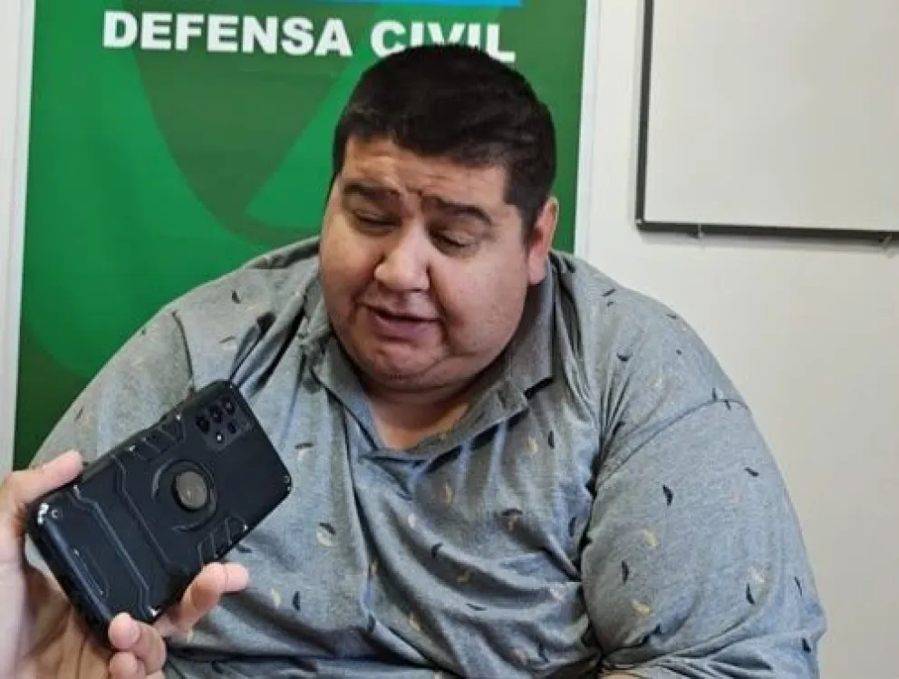 El director de Defensa Civil, Alejandro Urrutia, brindó declaraciones sobre la intervención en una escuela de Viedma. Foto: NoticiasNet.