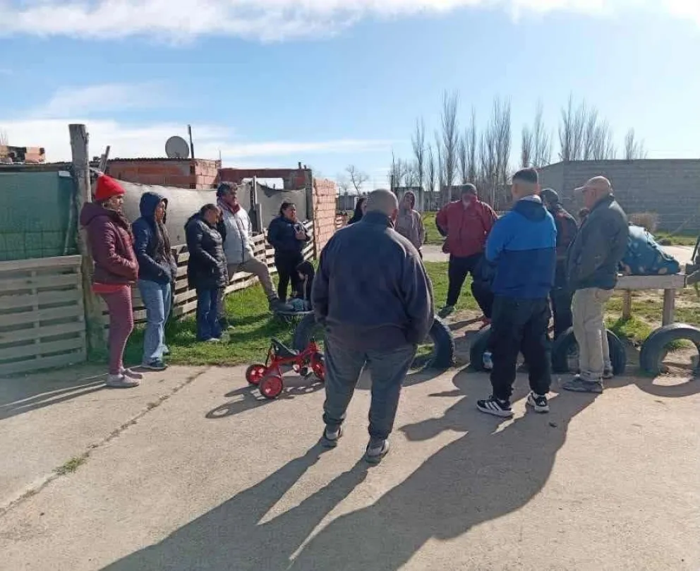 Los vecinos se reunieron para protestar por la negativa al desalojo. 