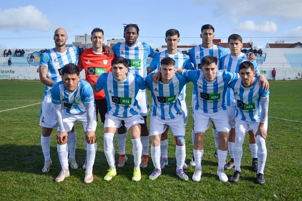 Sol de Mayo jugó un partido deslúcido y fue goleado por 4 a 2 ante Deportivo Rincón, en su cancha de Viedma. Fotos Emanuel Mirenghi para NoticiasNet. 