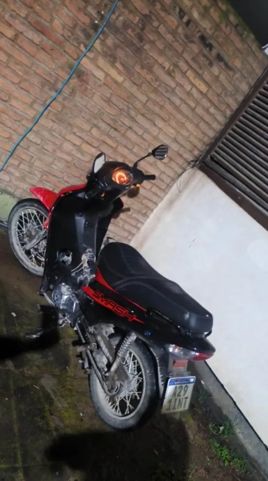 En la persecución, el personal policial logró recuperar una moto abandonada, que había sido robada. Foto: gentileza 