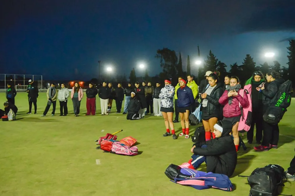 El hockey tuvo su estreno nocturno en la temporada. Fotos: Emanuel Mirenghi.