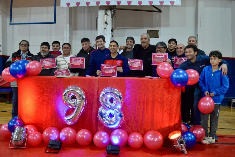 El "rojo" festejó junto a su comunidad. Foto: prensa VC.