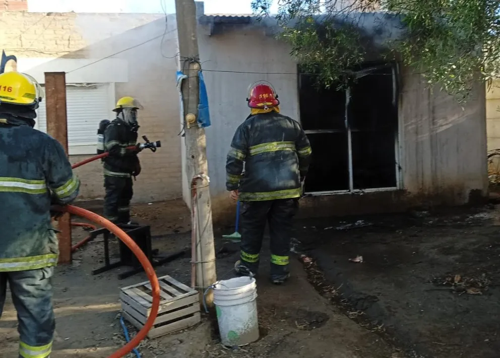 El incendio afectó una vivienda ubicada sobre la calle Sarmiento, casi Bertolone. Foto gentileza.