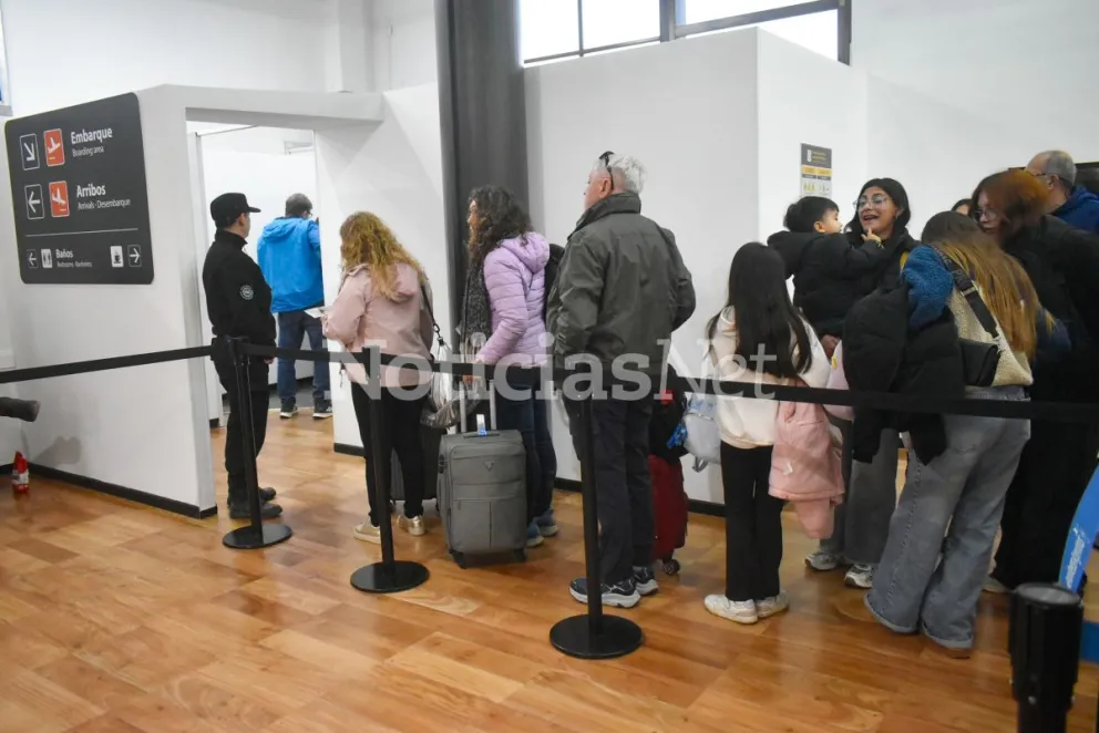 Con un notable movimiento en el aeropuerto Gobernador Castello, se puso en marcha el nuevo esquema de conectividad con Buenos Aires . Fotos Vanesa Schwemmler para NoticiasNet.