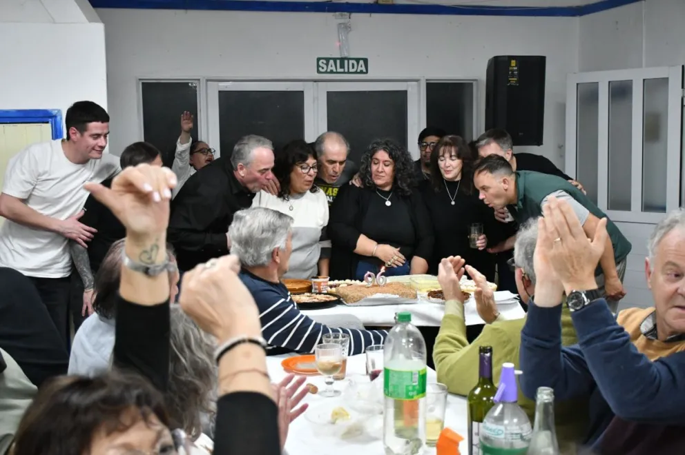 El "griego" festejó con su gente un nuevo aniversario. Foto: Prensa Atenas.