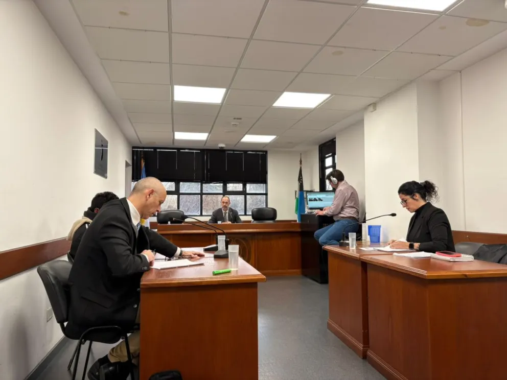 El juez Brussino Kain frente a la fiscal y el defensor postergó la decisión, y ordenó ampliar la información. Foto NoticiasNet (archivo).