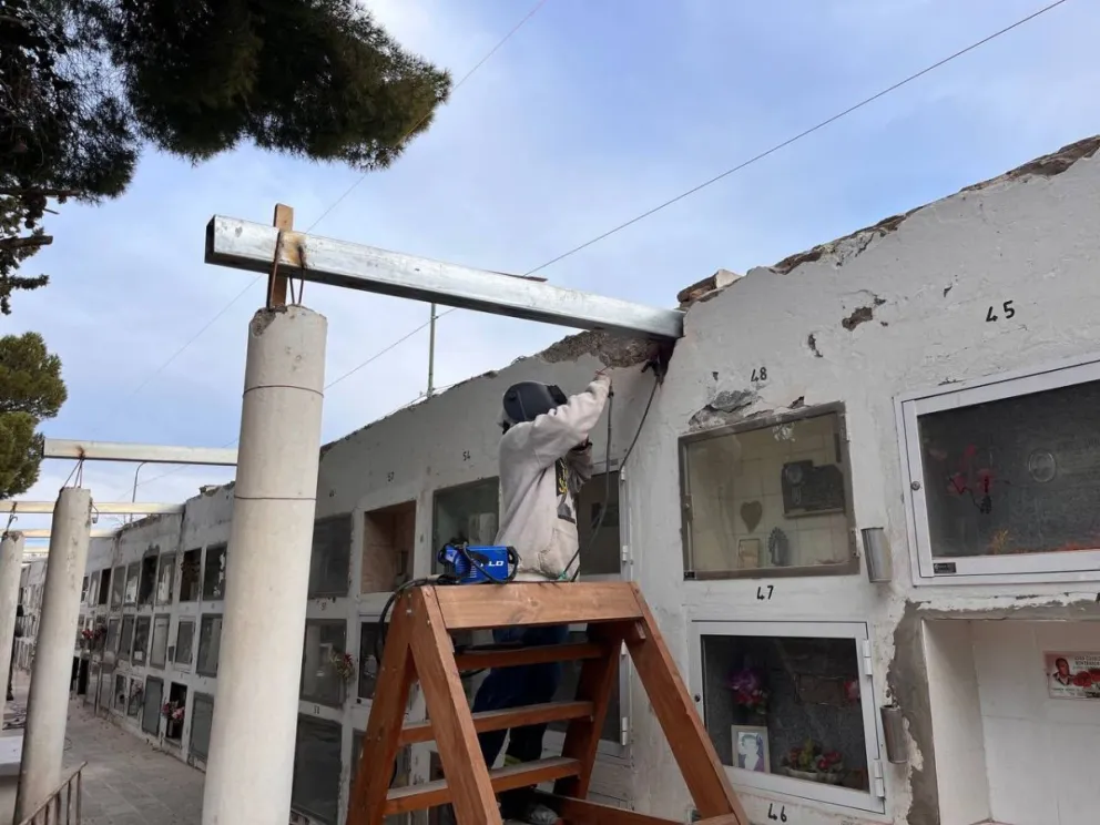En paralelo, se realizaron trabajos de mantenimiento general, que incluyen limpieza, acondicionamiento de la capilla y poda de árboles. Foto: Municipalidad de Viedma.