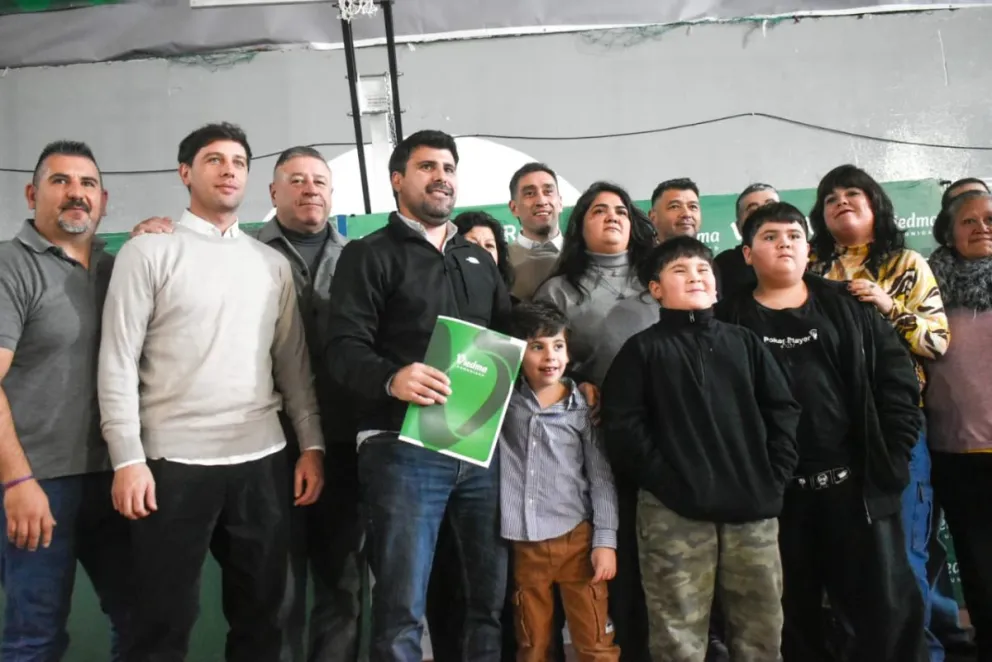  El acto se realizó este lunes en el gimnasio Fioravanti Ruggeri. Marcos Castro destacó el compromiso comunitario y la participación de los barrios. Fotos: Vanesa Schwemmler.