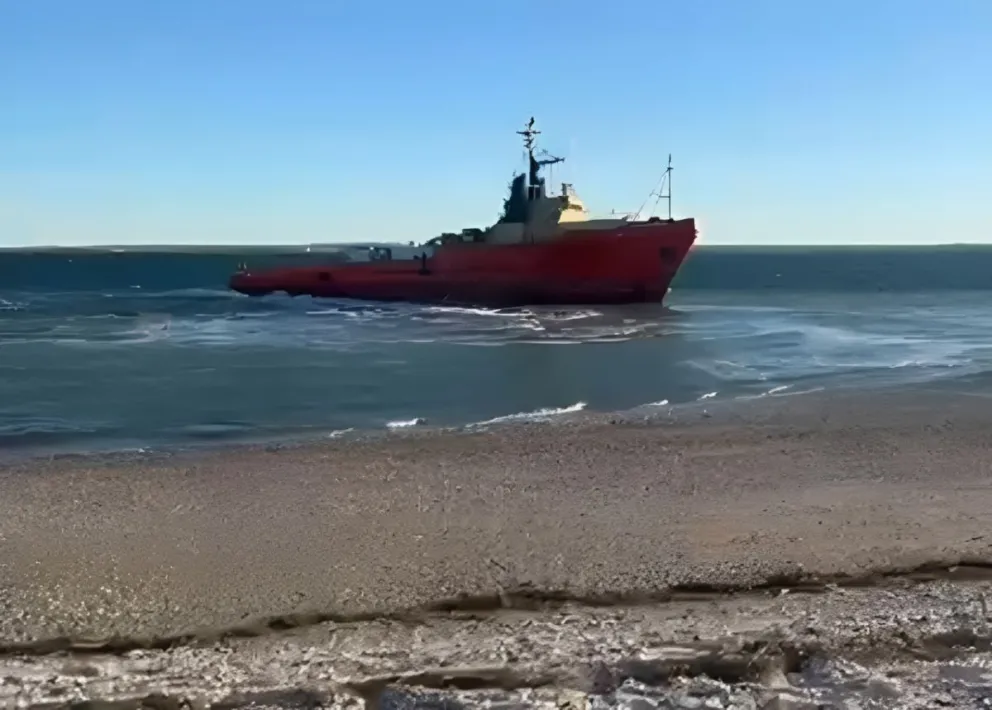 El buque remolcador, que sirve de apoyo logístico en los trabajos que se están haciendo en la zona, pudo volver al agua gracias a una pleamar. 