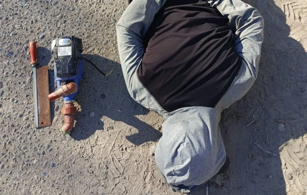 El hombre detenido tras robar una bomba de agua junto a su pareja. Foto Policía de Río Negro. 