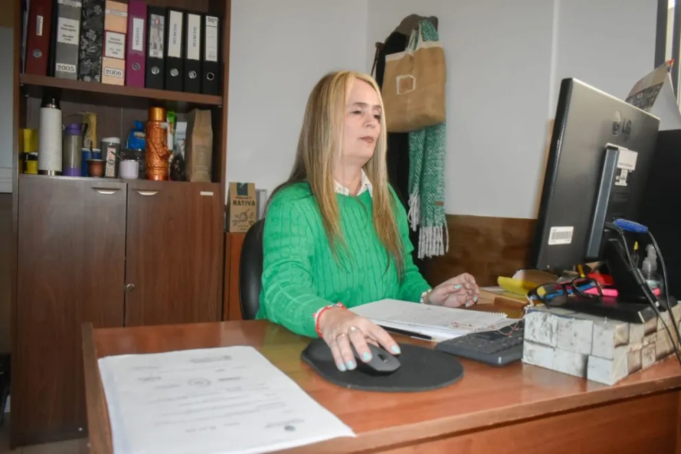 Quien está a cargo de la oficina de Digesto de Viedma, Débora Devincenzi. Fotos: Vanesa Schwemmler para NoticiasNet.