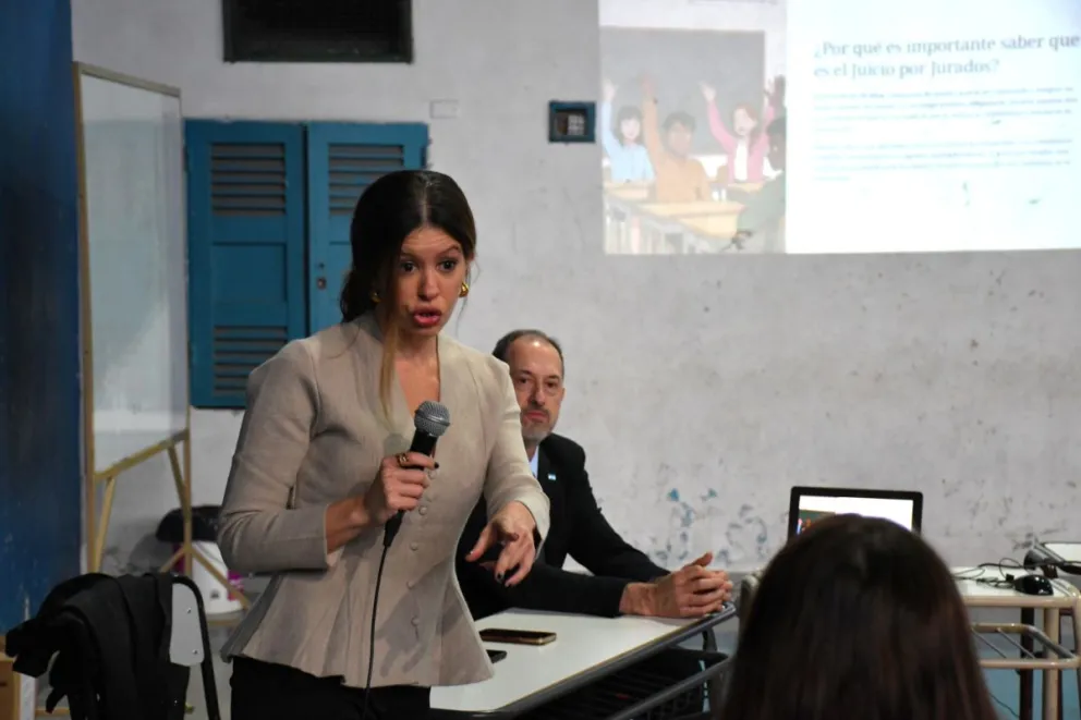 La jueza Georgina Amaro Piccinini explicó en Radio Noticias cómo será el taller que se realizará con alumnos de quinto año de la Escuela N° 8. Foto: Escuela Judicial de Rio Negro.