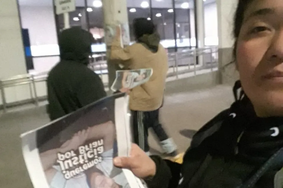 Familiares y amigos de Braian Dumrauf encabezaron las pegatinas en el centro de la ciudad. Foto gentileza. 
