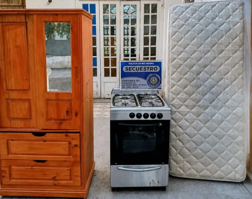Desde una cocina y hasta un colchón fueron parte de lo secuestrado por la policía. 