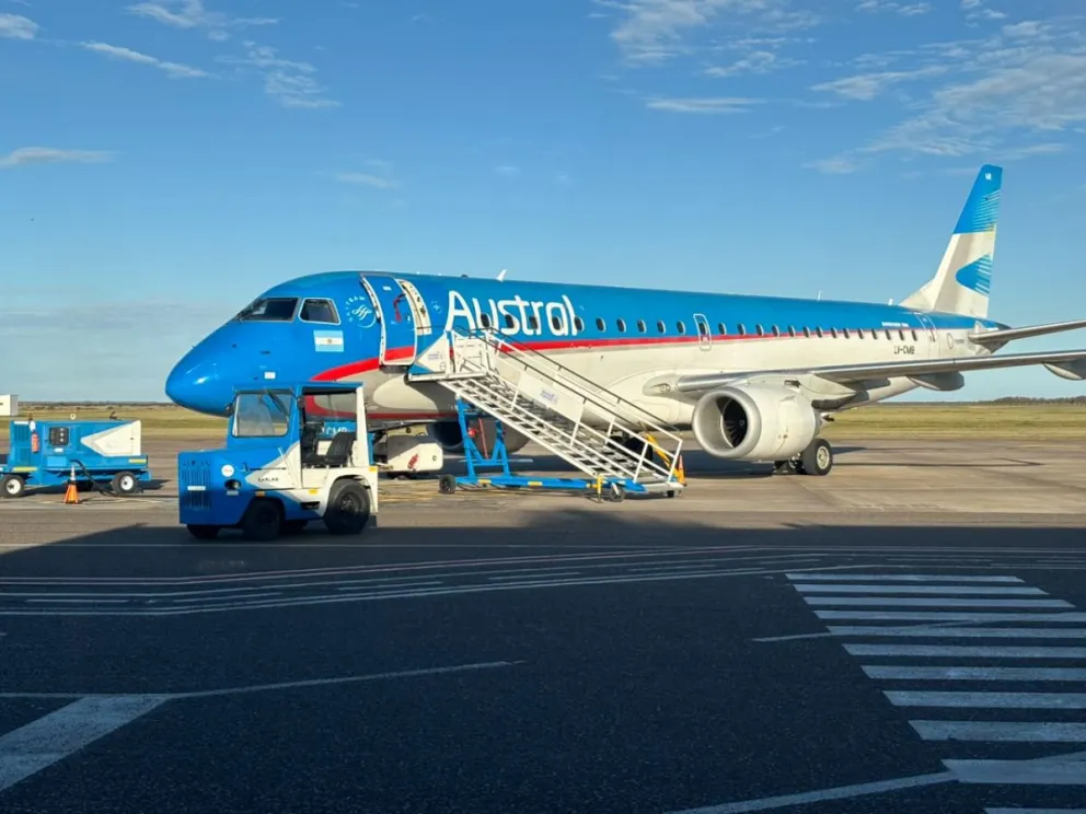 El servicio arribó este miércoles a las 17.05 y fue recibido en el aeropuerto Gobernador Castello por autoridades, entre ellas el intendente Marcos Castro. Foto genitleza.