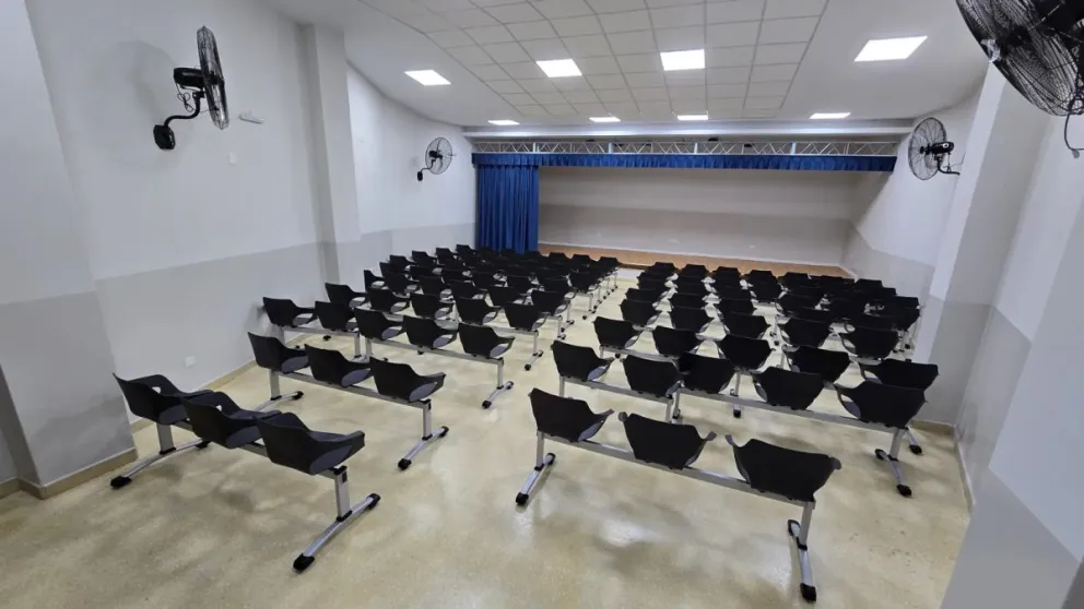 Con reformas estructurales en cielorrasos y equipamiento técnico adaptado, el espacio renovado promete convertirse en un punto de encuentro clave para estudiantes y docentes. Fotos: Gobierno de Río Negro.