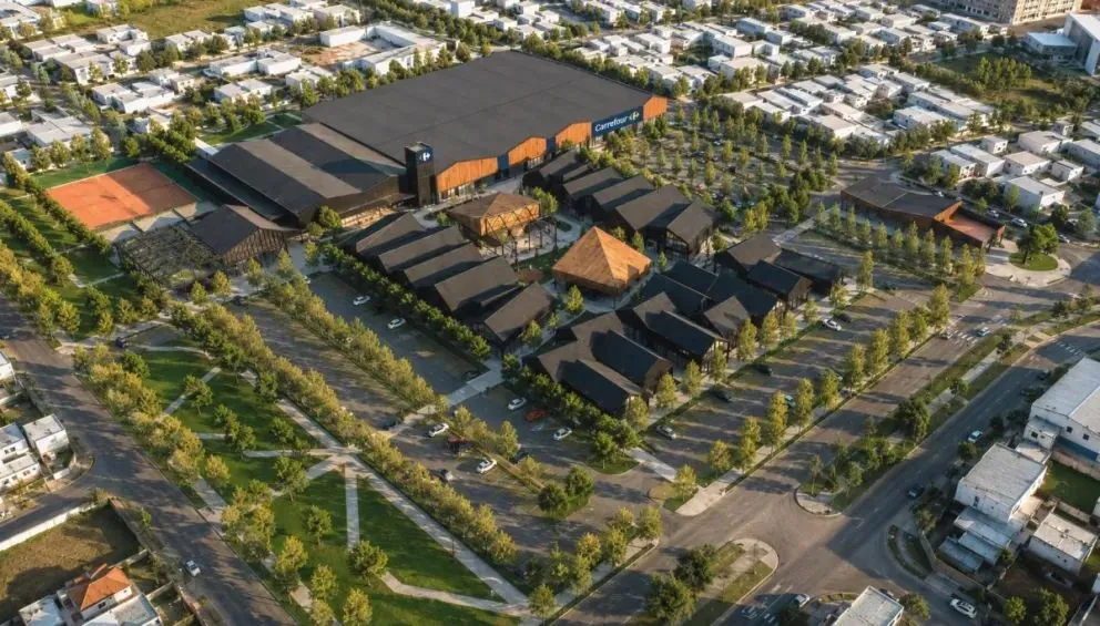 Además del supermercado Carrefour habrá más de 50 locales comerciales y gastronómicos, un gimnasio, un polo deportivo, más de 300 espacios de estacionamiento. Foto: gentileza.