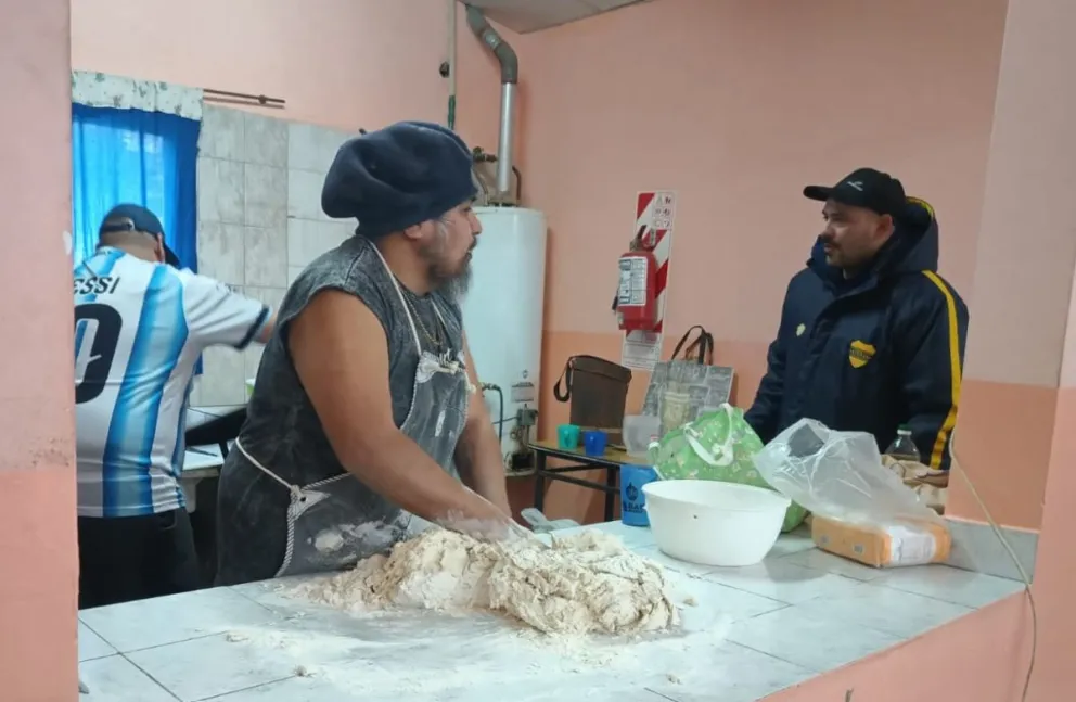 Las imágenes cuentan el trabajo silencioso detrás de las viandas que preparan en la entidad barrial. Fotos gentileza.