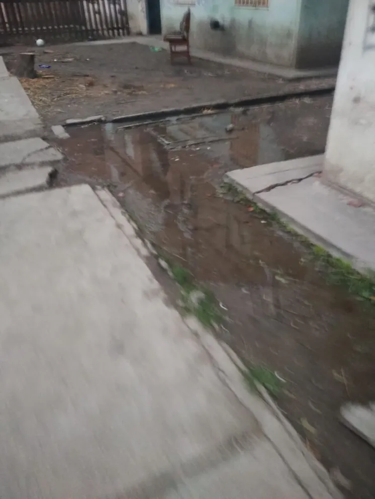 La pérdida de agua es en la calle Alvear al 1725. Foto: gentileza