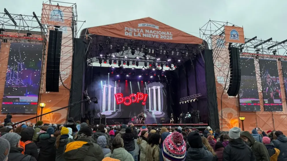 Gastronomía, el clásico chocolate caliente, música y la esperada Bajada de Antorchas abren la primera jornada festiva en la ciudad cordillerana. Foto: Municipalidad de Bariloche.
