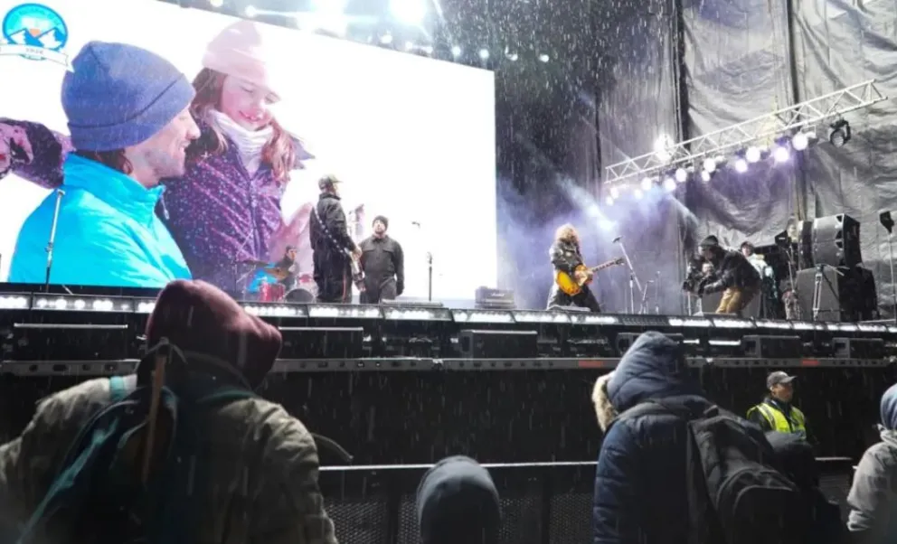Gastronomía, el clásico chocolate caliente, música y la esperada Bajada de Antorchas abren la primera jornada festiva en la ciudad cordillerana. Foto: Municipalidad de Bariloche.