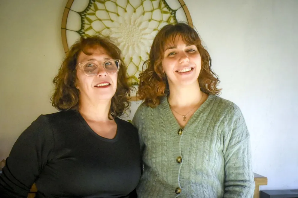 Eladia y Lucía pusieron en marcha este proyecto que combina arte, tradición familiar y creatividad. Fotos Vanesa Schwemmler para NoticiasNet.