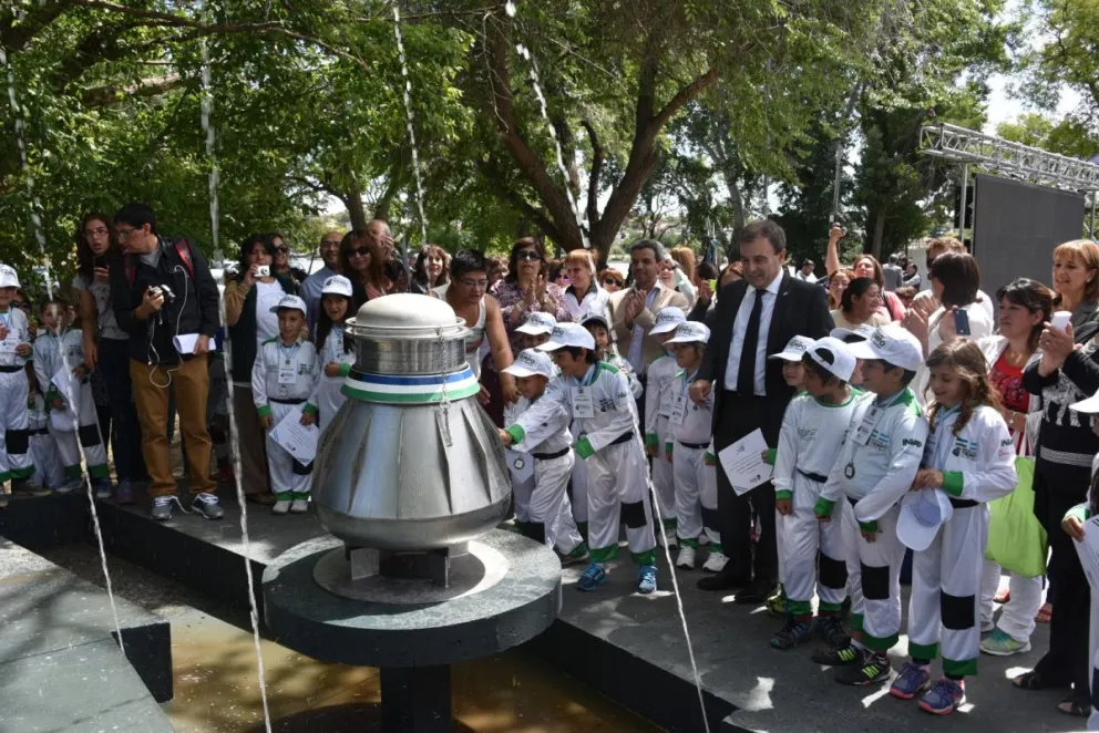 Una cápsula habría sido enterrada hace más de 70 años junto a un monolito y no se conoce su ubicación. La otra fue diseñada por INVAP, cerrada en 2016 y tiene una fecha exacta para volver a abrirse. Foto: Archivo.