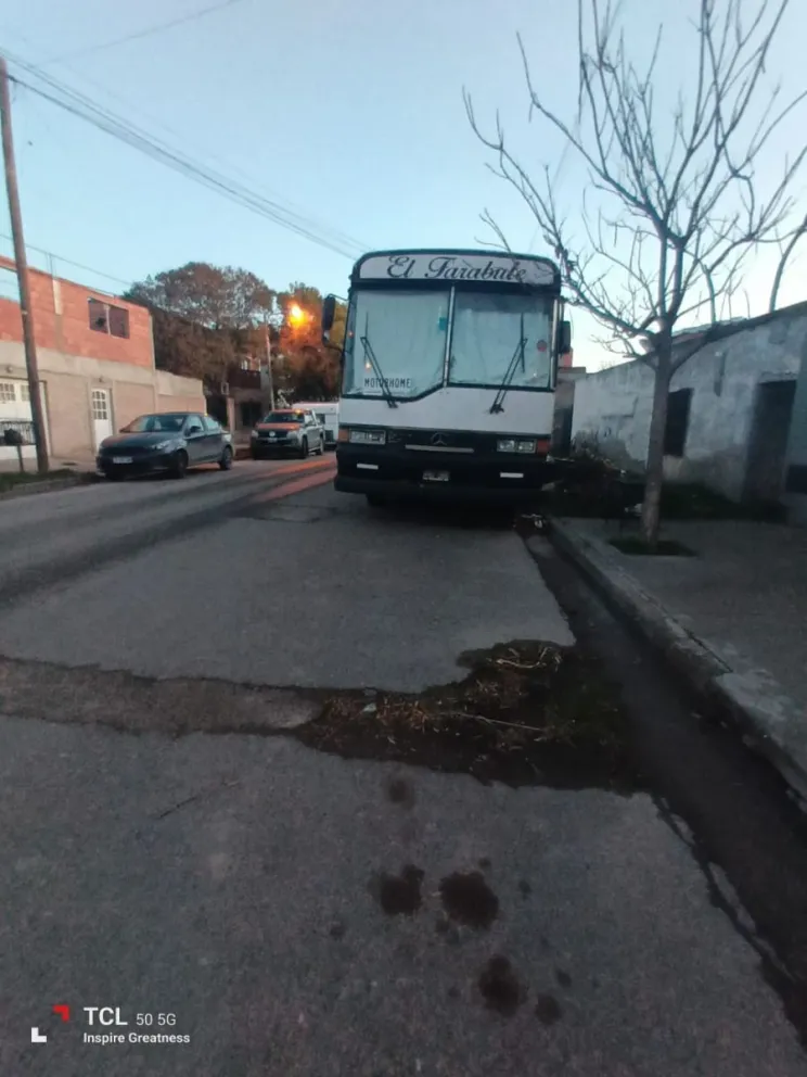 El motorhome está ubicado en la calle La Pampa del barrio Santa Clara de Viedma. Foto: gentileza  