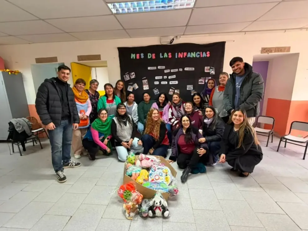 Con un cargamento lleno de ilusión, voluntarios locales dibujaron sonrisas en niños y niñas de dos jardines maternales de la capital. Foto: Gentileza.