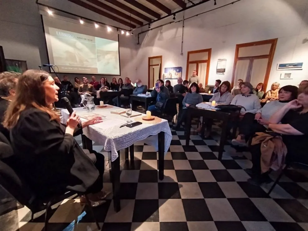 Un concurrido marco de público acompañó la velada cultural que combinó literatura, historia y música en vivo. Fotos: Municipalidad de Patagones.