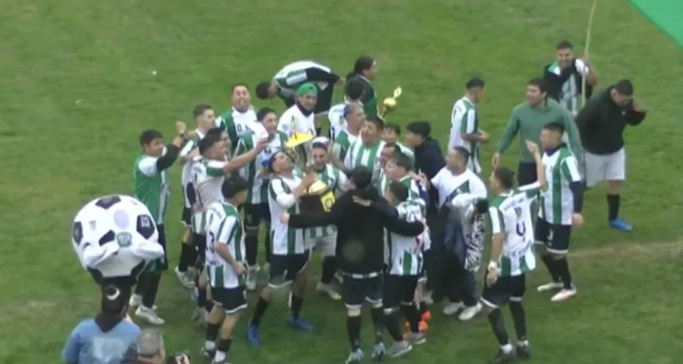 El festejo de Boulevard Moreno bicampeón de la Segunda División del Fútbol Barrial de Patagones. Foto gentileza Radio Señales. 