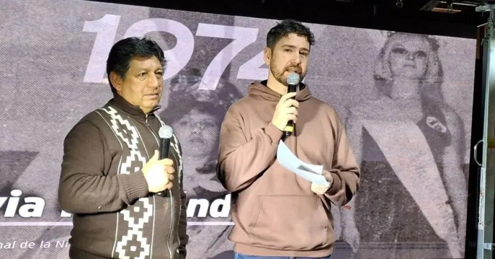 Omar Quintero, quien ofició de presentador, acompañado por el Subsecretario de Cultura del Municipio.